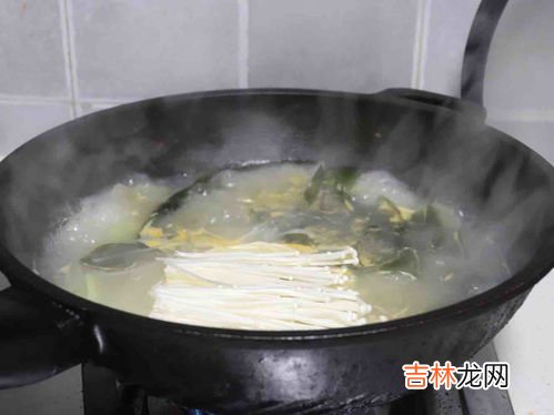 螺狮粉是用冷水下锅还是沸水下锅,螺蛳粉开水煮还是冷水煮呢 螺蛳粉用什么水煮呢