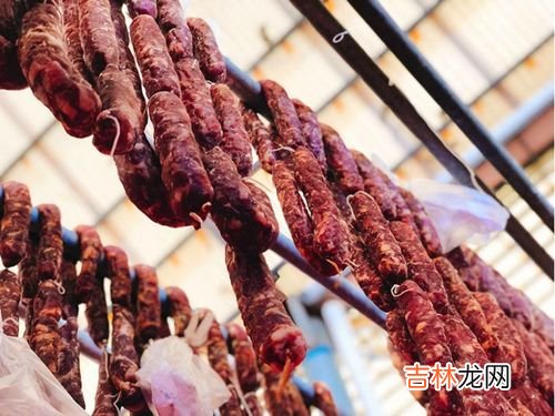 灌香肠晒了几天长蛆了,晒腊肉香肠为什么有很多小飞虫？