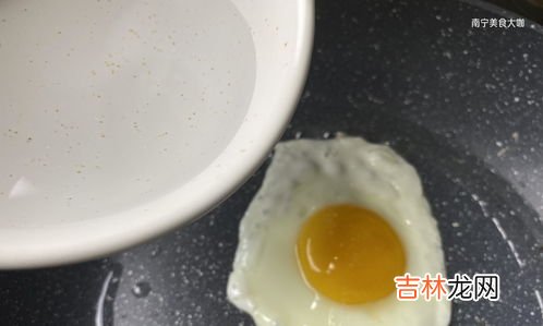 荷包蛋蛋黄还为液态能吃吗,如果鸡蛋没煮熟，，蛋黄是液体状能吃吗？？吃了后有什么负反应