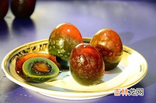 松花蛋上有松枝样的花纹,松花蛋里面为什么有松花?