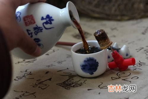 雄黄酒和黄酒的区别主要有哪些,雄黄酒是黄酒吗?雄黄酒的功效与作用