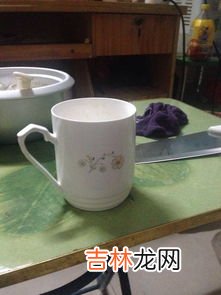 杯子装满水盖上纸片倒过来的原理,为什么杯子装满了水盖上一张纸后把杯子倒过来后纸不会掉下来的科学原理