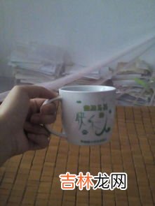 杯子装满水盖上纸片倒过来的原理,为什么杯子装满了水盖上一张纸后把杯子倒过来后纸不会掉下来的科学原理