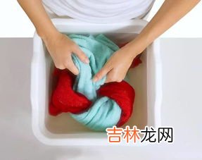 泥水溅到衣服上怎么清洗 衣服溅上泥点为何洗不掉,衣服溅上泥点为何洗不掉84都泡不掉