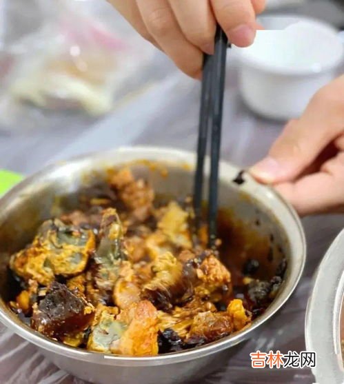 吃松花蛋前要蒸一蒸吗,皮蛋吃之前要煮吗 为什么吃皮蛋要蒸一下呢