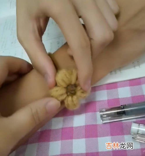 男生手腕戴皮筋的含义是什么,男生手上戴小皮筋是什么意思 小皮筋送新的还是用过的