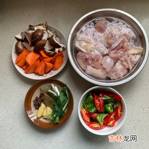 炖鸡放什么配菜,炖鸡汤的时候，都可以放入哪些配菜？
