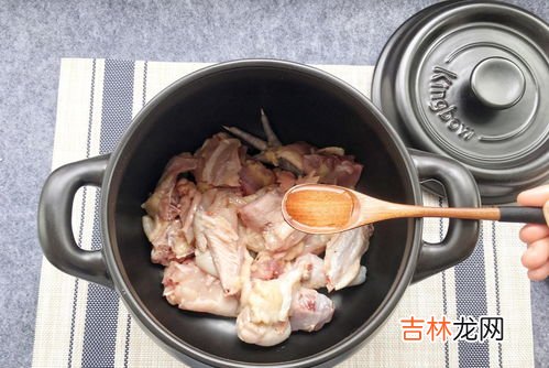 炖鸡放什么配菜,炖鸡汤的时候，都可以放入哪些配菜？