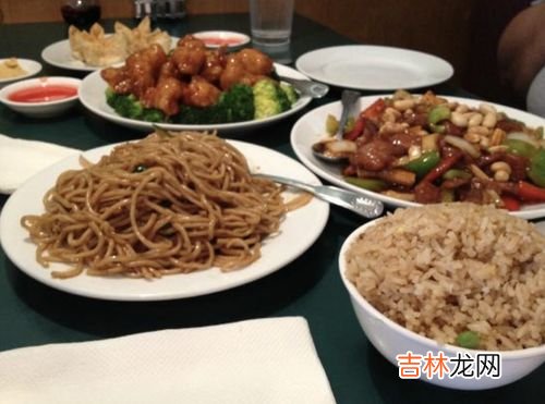 吃完饭筷子横放还是竖放,吃完饭后筷子应该放在哪儿?