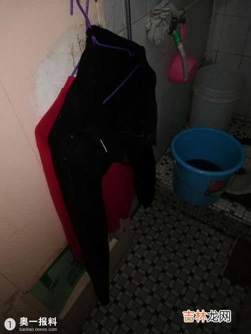 黑衣服第一次洗怎么防止掉色,请问大家，黑色衣服第一次洗怎么不掉色 谢谢