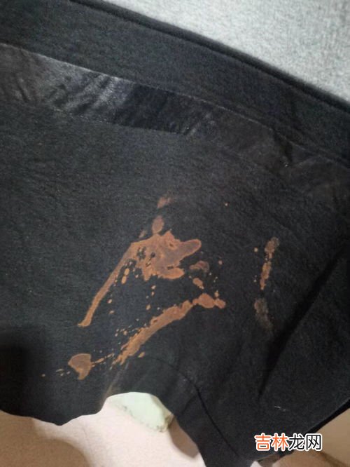 黑衣服第一次洗怎么防止掉色,请问大家，黑色衣服第一次洗怎么不掉色 谢谢
