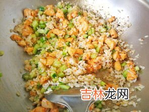 怎样炒米饭不粘成一坨,炒饭如何把米饭炒散