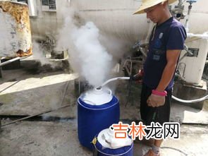 干冰怎么用才能冒烟,干冰用什麽方法可以喷出大量烟雾（要具体的方法，使干冰迅速变成烟雾，像在仙境一样的！！！