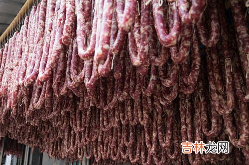腊肠晒了几天有白色霉,腊肠上的白色像发霉的是什么东西