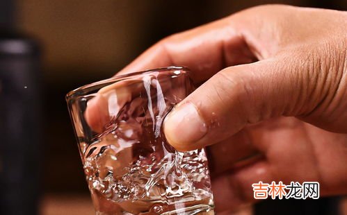 高度酒和低度酒的区别有哪些,酒度数有所不同，低度酒、高度酒有什么本质的区别？是不是喝低度酒比喝高度酒更健康一些？