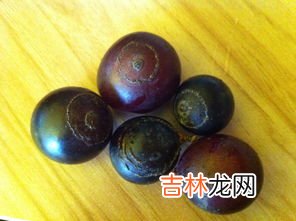 葡萄上的小黑疙瘩是什么,葡萄上的小黑点是什么