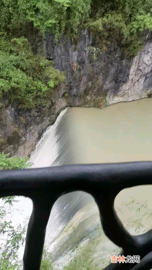 飞流直下三千尺,飞流直下三千尺，疑是银河落九天的诗意。