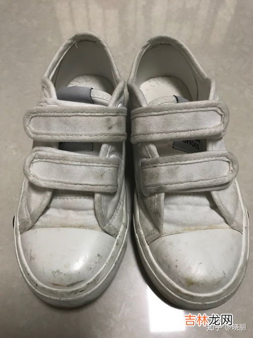 白鞋子上的红油怎么洗,白鞋子上的油渍怎么洗才干净？