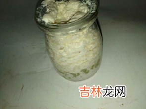 烧开的水面上有雪花状漂浮能喝吗,开水水面雪花状漂浮物