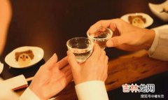 半斤白酒的酒量算多吗,酒量能喝半斤白酒在中国算什么水平?