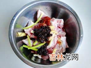 排骨蒸饭的做法,蒸排骨饭米里面放的水和平时一样多可以吗？