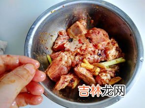 排骨蒸饭的做法,蒸排骨饭米里面放的水和平时一样多可以吗？