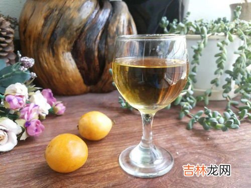 枇杷可以泡酒吗?怎么泡,请介绍用枇杷泡酒的做法。枇杷是是否去皮和核？酒多少度？比例多少？加入冰糖多少？谢谢