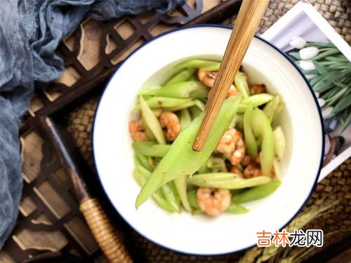 活虾怎么剥出虾仁来,怎么剥活虾最快方法