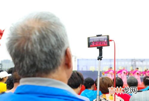 在高铁上跳一下人还在原地吗,一个人在高速行驶的高铁走廊上跳一下，会移动吗？如果不会，那么假如在高铁上呢？