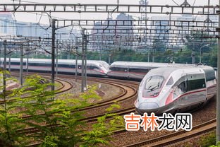 在高铁上跳一下人还在原地吗,一个人在高速行驶的高铁走廊上跳一下，会移动吗？如果不会，那么假如在高铁上呢？