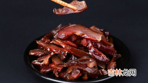 腊肉挂着滴水是什么原因,腊肉晒的过程中滴水了还能要吗?