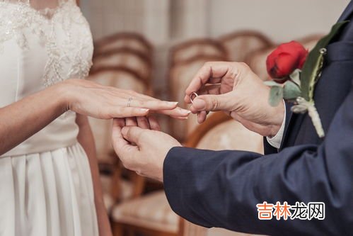 求婚是在订婚前还是订婚后,求婚和订婚哪个在前