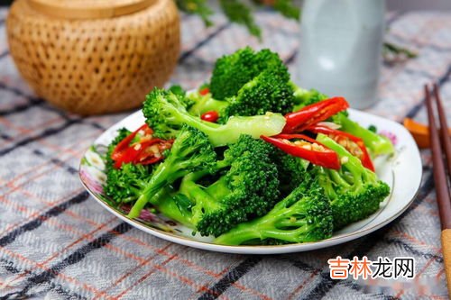 西蓝花牢记焯水时间,西兰花为什么要焯水？西兰花需要焯水多久？