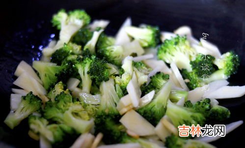西蓝花牢记焯水时间,西兰花为什么要焯水？西兰花需要焯水多久？