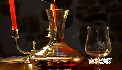 红酒底部有黑色沉淀物能喝吗,红酒有沉淀物可以喝吗 红酒为什么有沉淀物