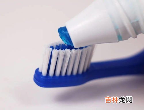牙膏尾部的颜色代表着什么,牙膏底部颜色条代表什么