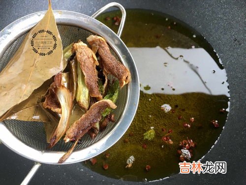 牛肉放冷藏室怎么会变绿,今天早上才买的生牛肉放入冰箱，今天下午从冰箱拿出来，发现牛肉变成青色的，这是怎么回事？