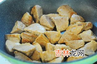 牛肉放冷藏室怎么会变绿,今天早上才买的生牛肉放入冰箱，今天下午从冰箱拿出来，发现牛肉变成青色的，这是怎么回事？