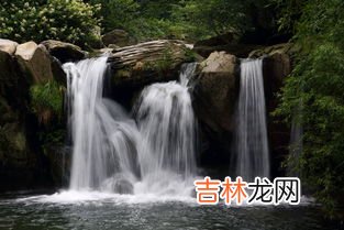 庐山瀑布简介,如果你是庐山风景区的导游，请你用一句话向游客介绍庐山瀑布。要怎样写？急急急！！！