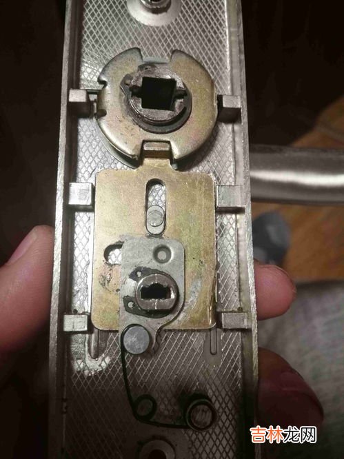 锁芯坏了被反锁在屋里怎么开锁,门锁坏了,反锁在房间该怎么办?