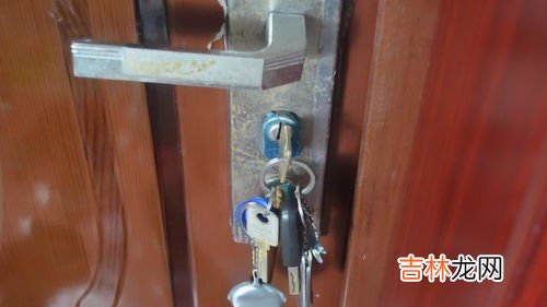 钥匙插在门里面外面开锁的能打开吗,门里面插着钥匙从外面开门是不是就不能开了？