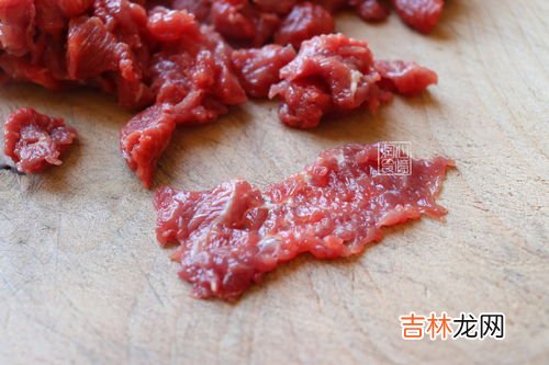牛肉上一层白的膜怎么去掉,去除牛肉的筋膜技巧 怎么去除牛肉的筋膜