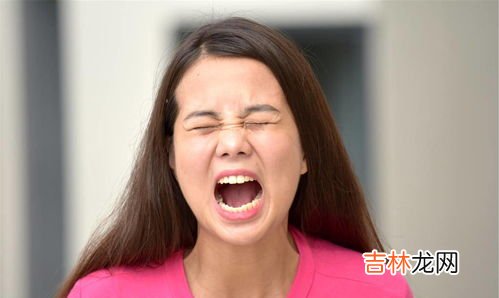 女人胸部软是因为什么,为什么有的妹子胸特别软