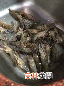 虾为什么有点偏蓝色能吃吗,买回来的基围虾身上是蓝色的，能吃吗？