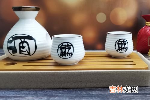 白酒摇一摇泡沫多久消失才算好酒,白酒摇晃后出泡沫能看出酒精度是怎么回事