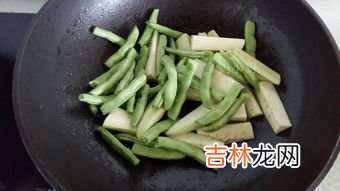 江豆与豇豆一样吗,江豆是豇豆吗？超市卖的花江豆是指什么？就是一半红一半白的豆子。它的功用是什么？它可以做什么？