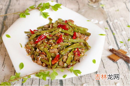 江豆与豇豆一样吗,江豆是豇豆吗？超市卖的花江豆是指什么？就是一半红一半白的豆子。它的功用是什么？它可以做什么？