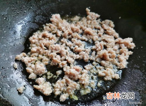 肉末怎么炒才不结块,肉末粉条这样做不粘锅不成坨，根根分明，爽滑劲道