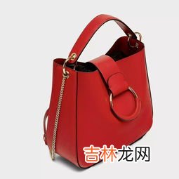 红色卫衣怎么搭配包包,红色衣服配什么颜色包包