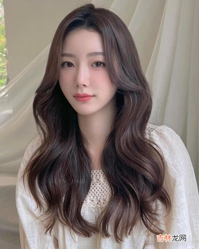 发型 今冬女发别瞎剪，不如试试这四种，洋气瘦脸显气质